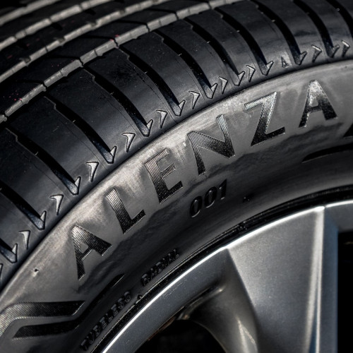 Легковая шина Bridgestone Alenza 001 235/65 R17 108V