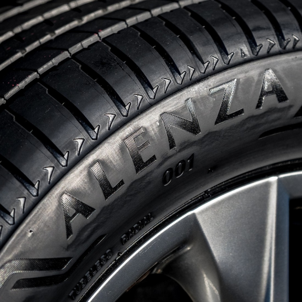 Легковая шина Bridgestone Alenza 001 255/50 R20 109V